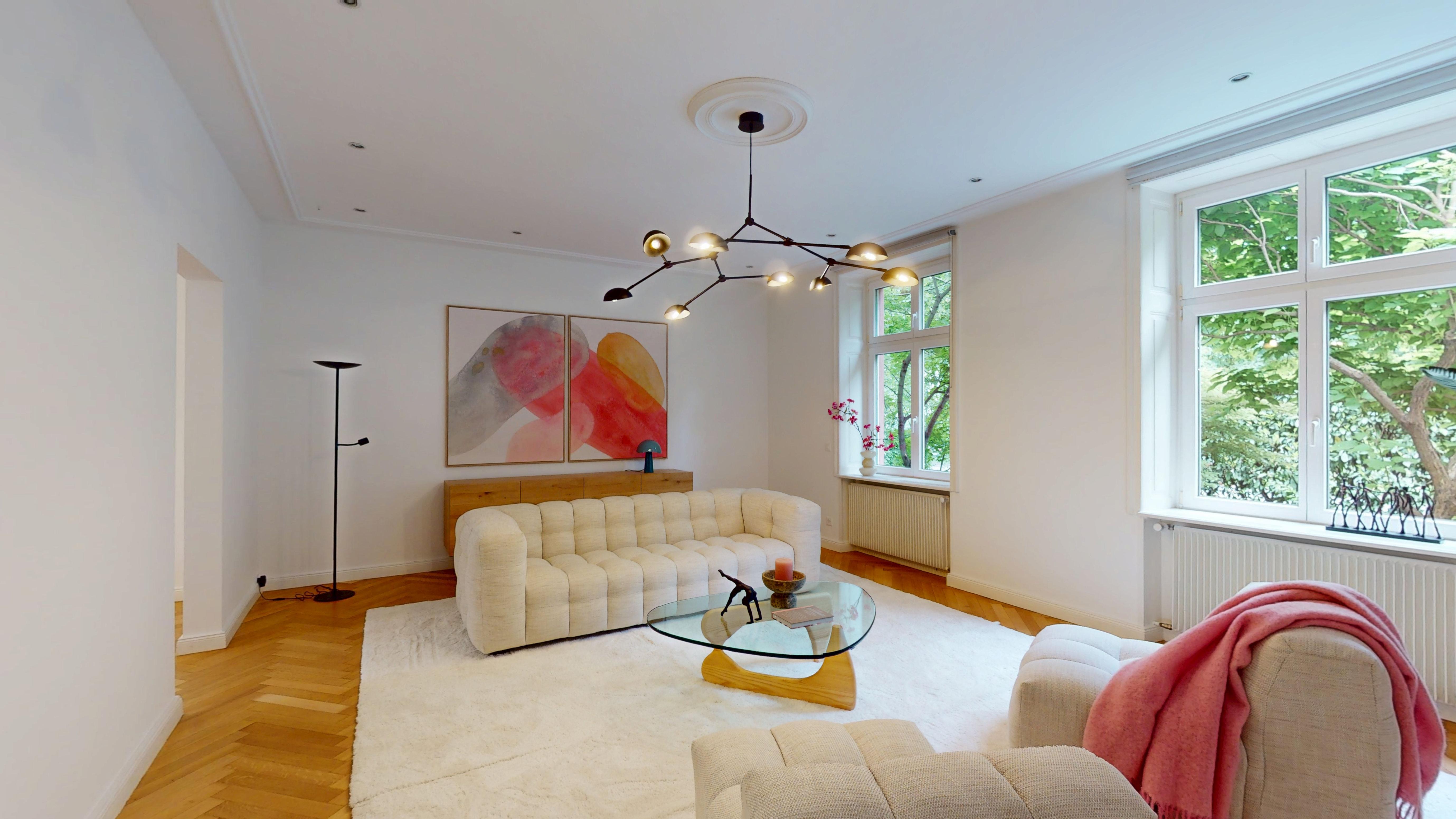 Helles, modernes Wohnzimmer mit großen Fenstern