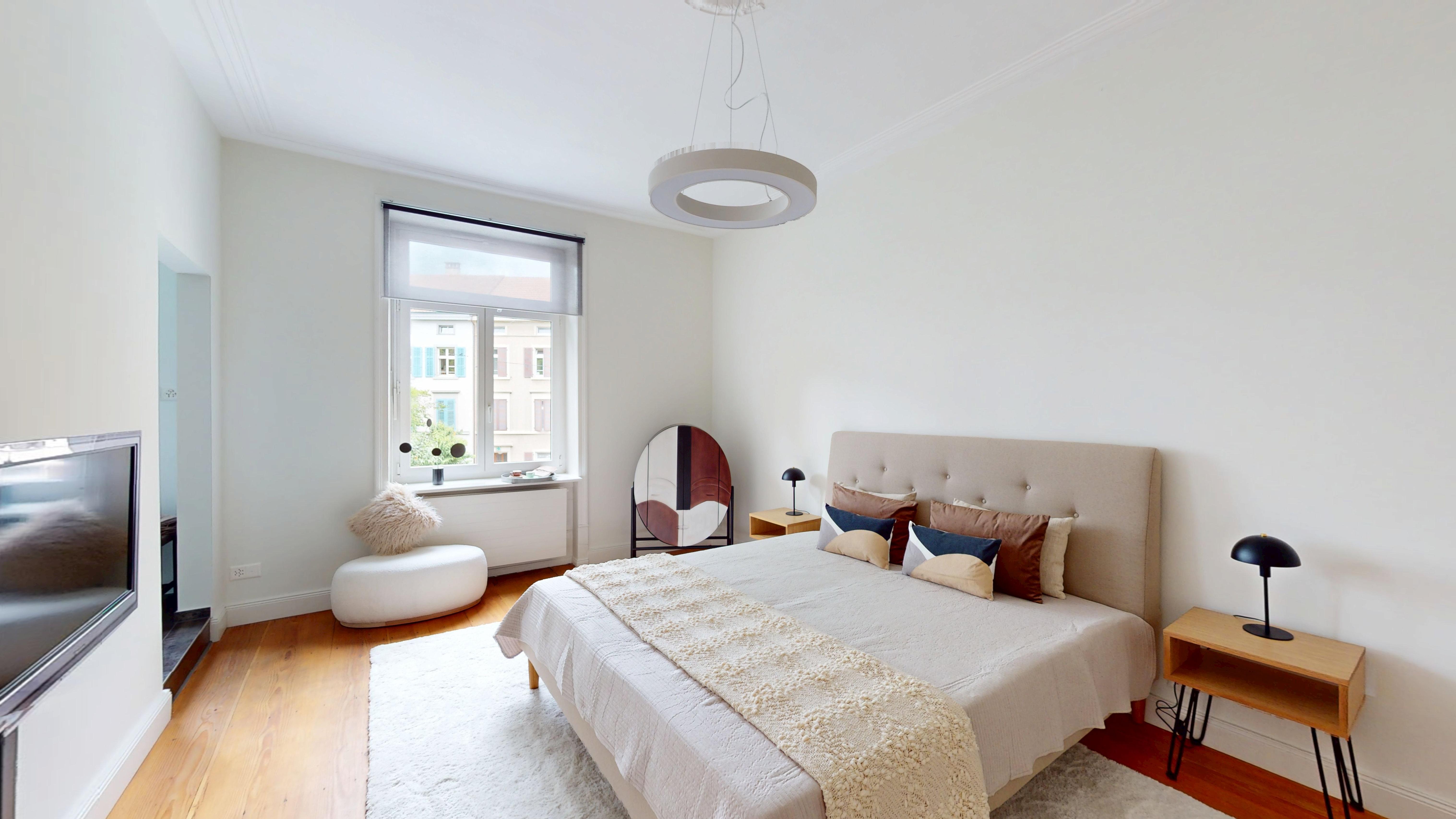Helles Schlafzimmer mit minimalistischer Einrichtung