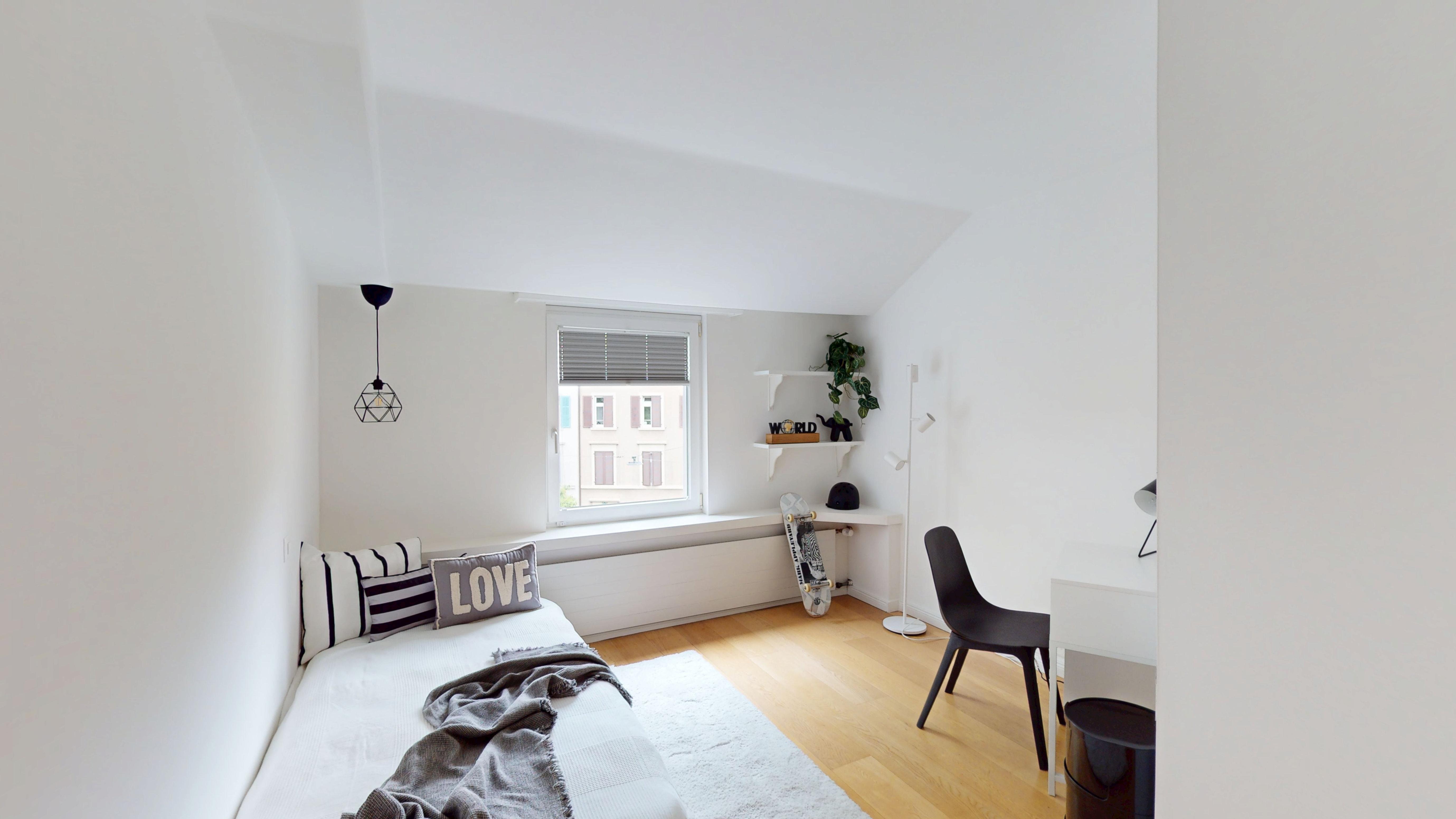 Helles, kleines Schlafzimmer mit Dachschräge