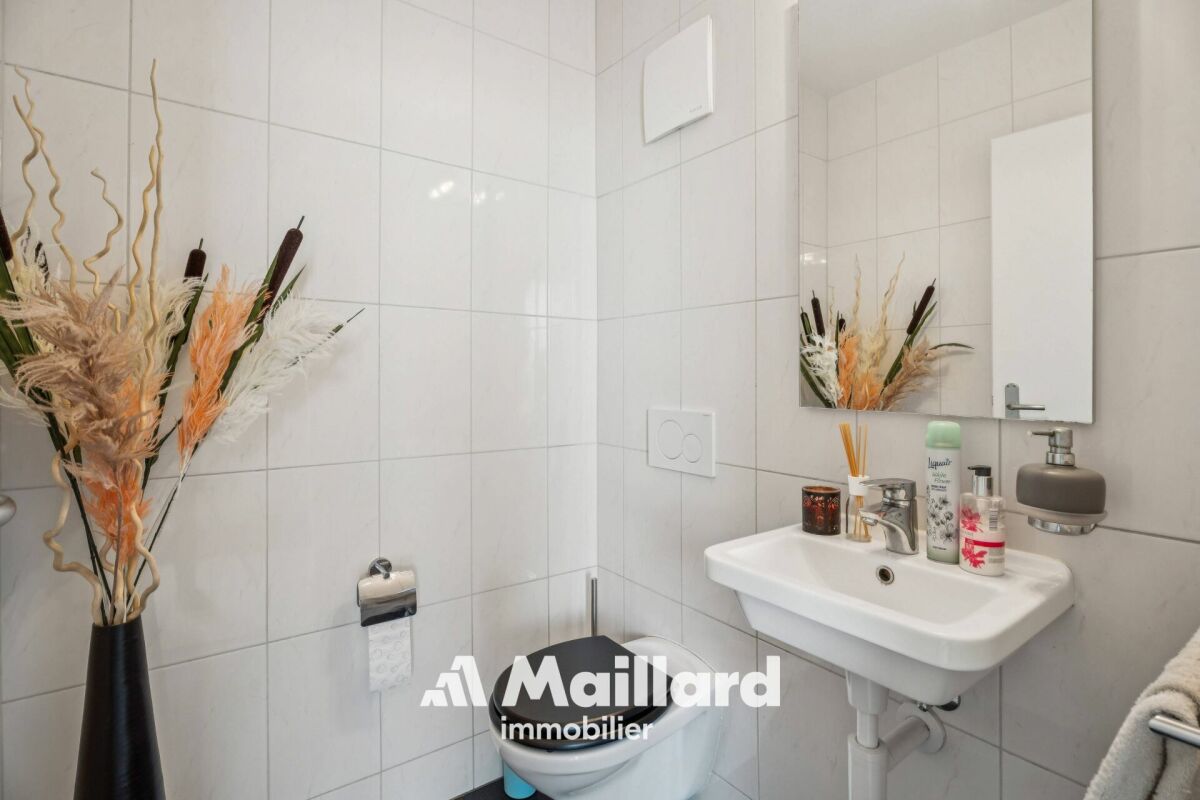 Gäste-WC mit Wand-WC und kleinem Waschbecken