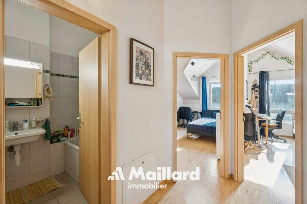 Flur mit Blick in Bad und Schlafzimmer