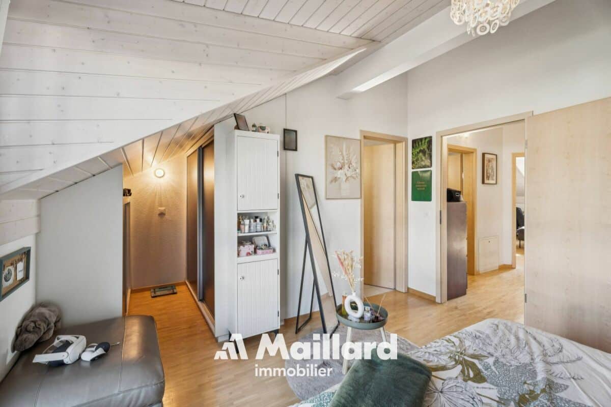 Dachgeschoss-Schlafzimmer mit offenem Flur