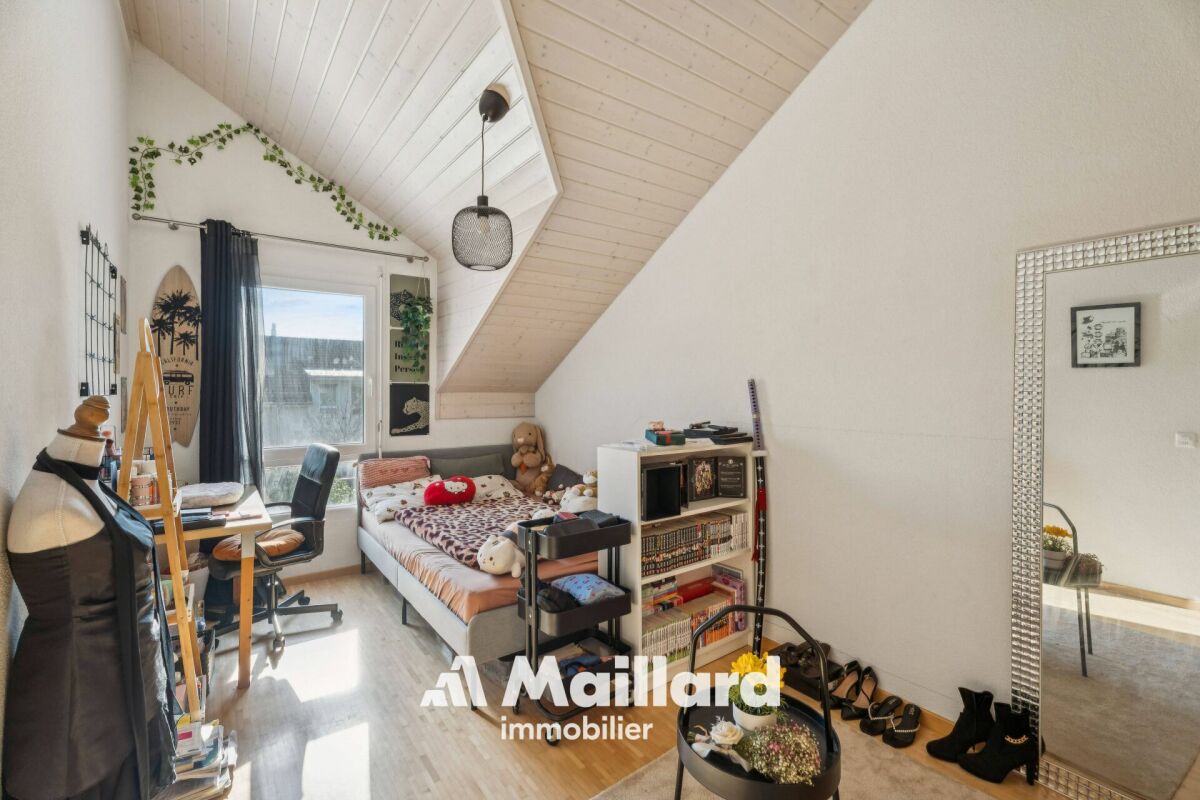 Dachzimmer mit Schlaf- und Arbeitsbereich