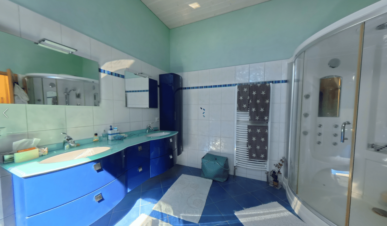 Badezimmer mit blauer Ausstattung