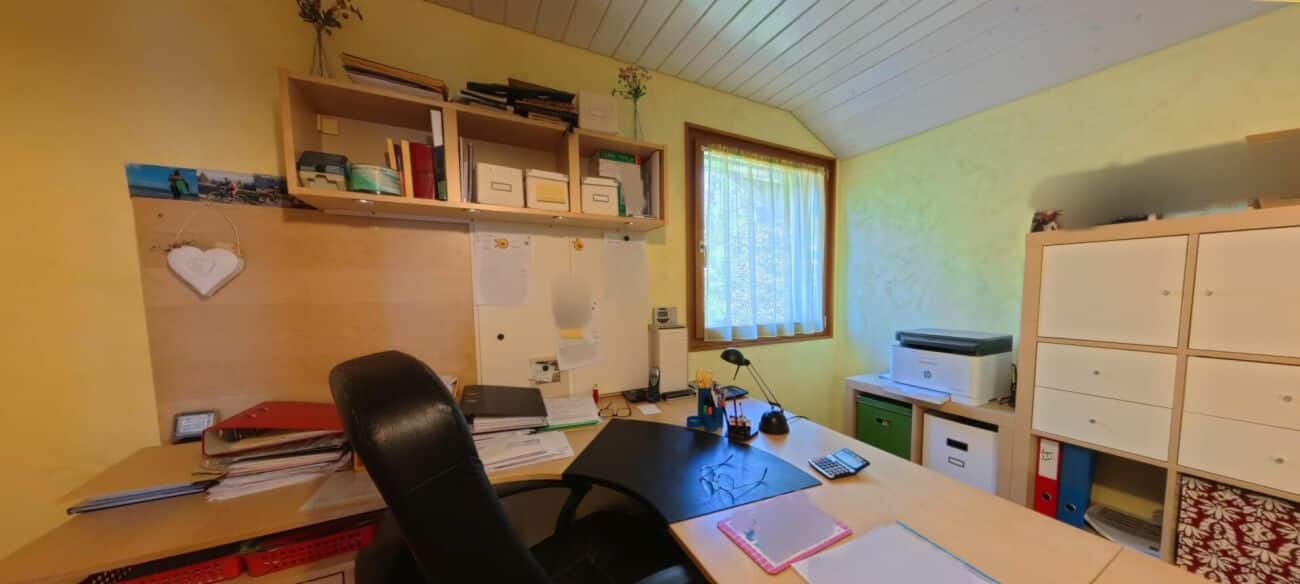 Arbeitszimmer mit Schreibtisch und Stauraum