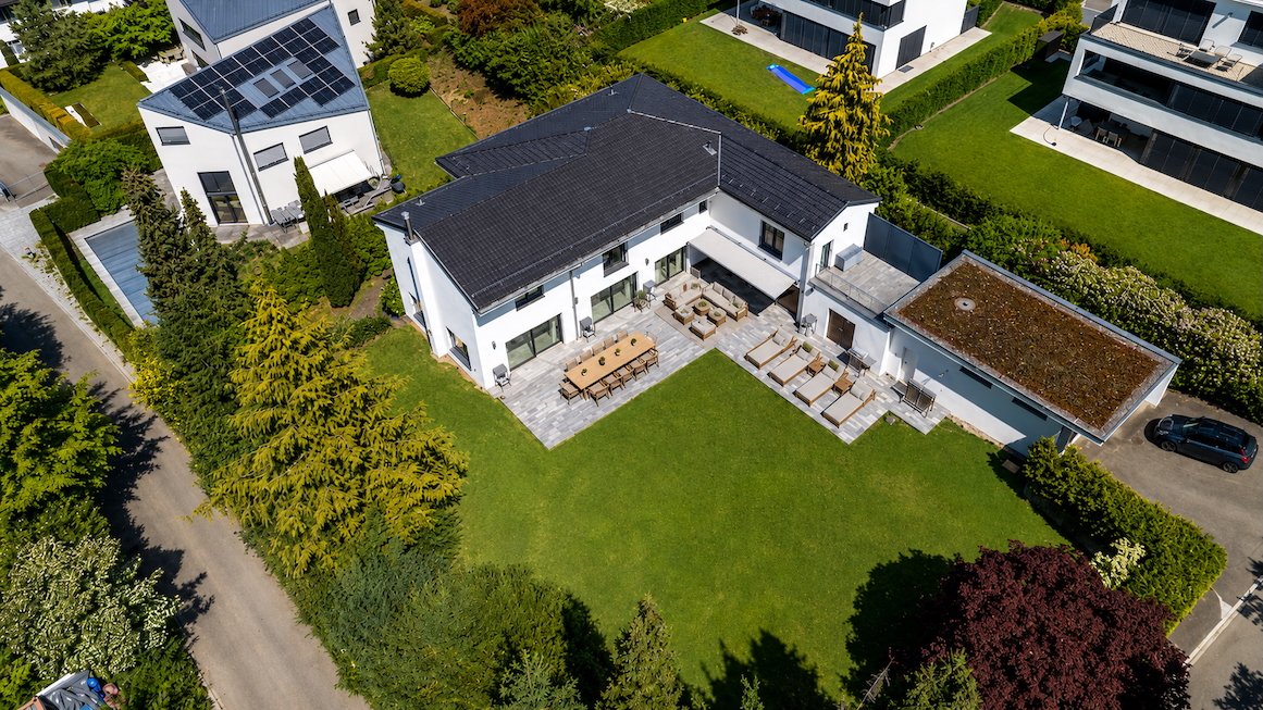 Moderne Villa mit großem Garten und Dachterrasse