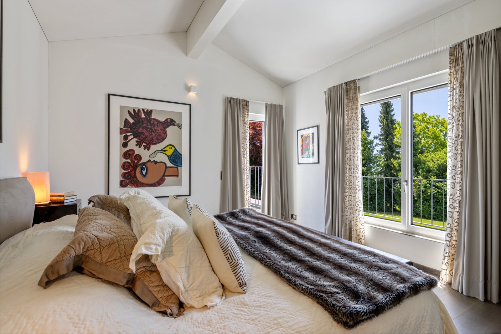 Helles Schlafzimmer mit Blick ins Grüne