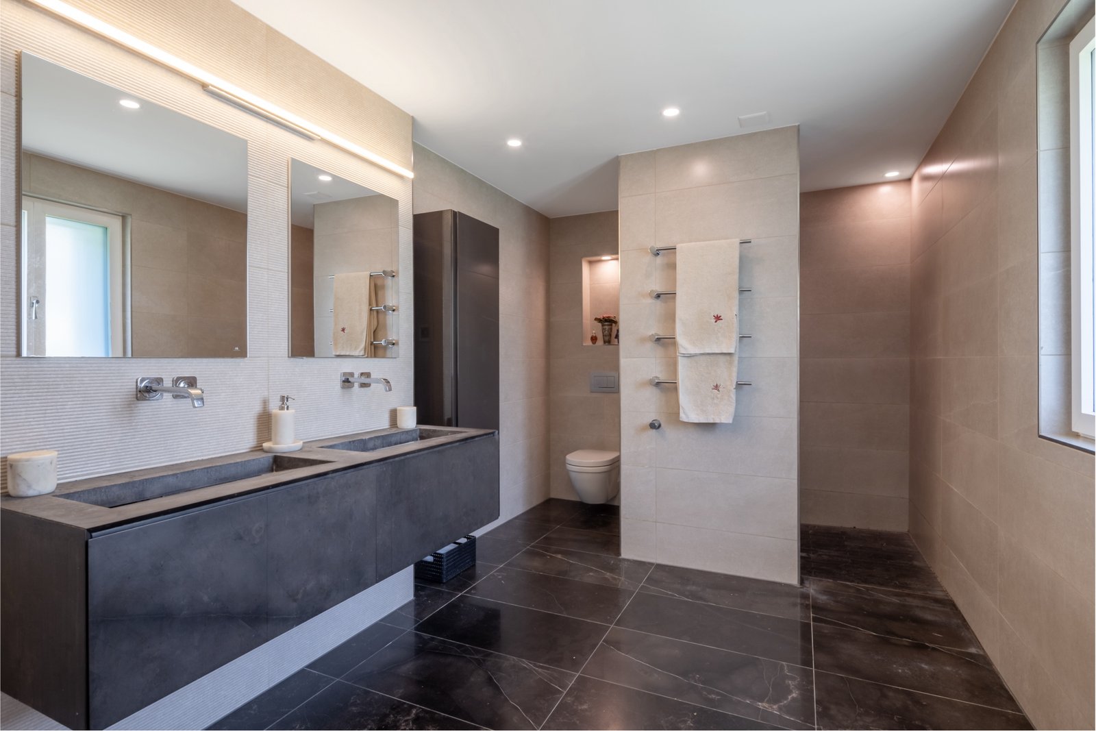 Modernes Badezimmer mit Doppelwaschtisch und separatem WC-Bereich