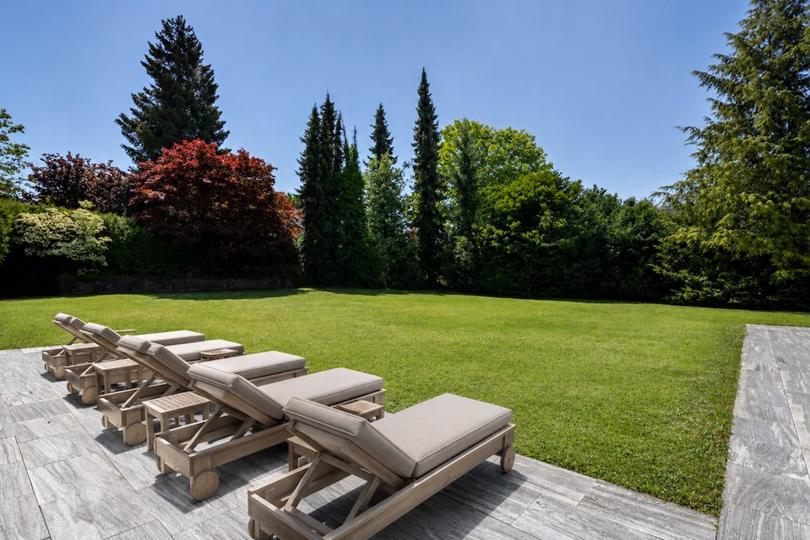 Garten mit Liegen