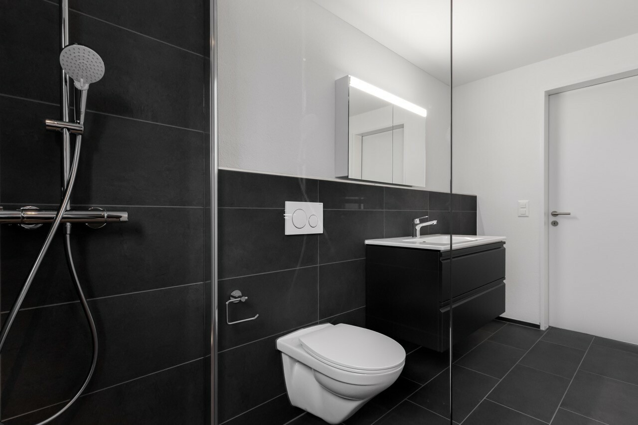 Modernes Badezimmer mit dunkler Fliesenoptik