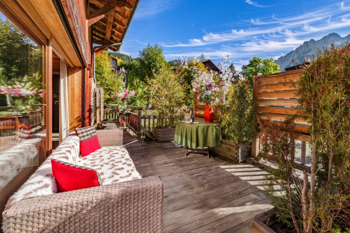 Alpen-Terrasse mit Bergblick