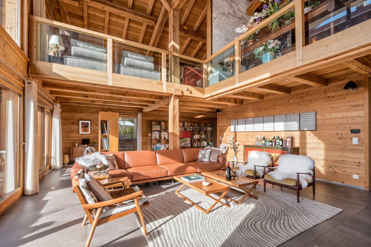Heller, holzverkleideter Wohnraum mit Galerie