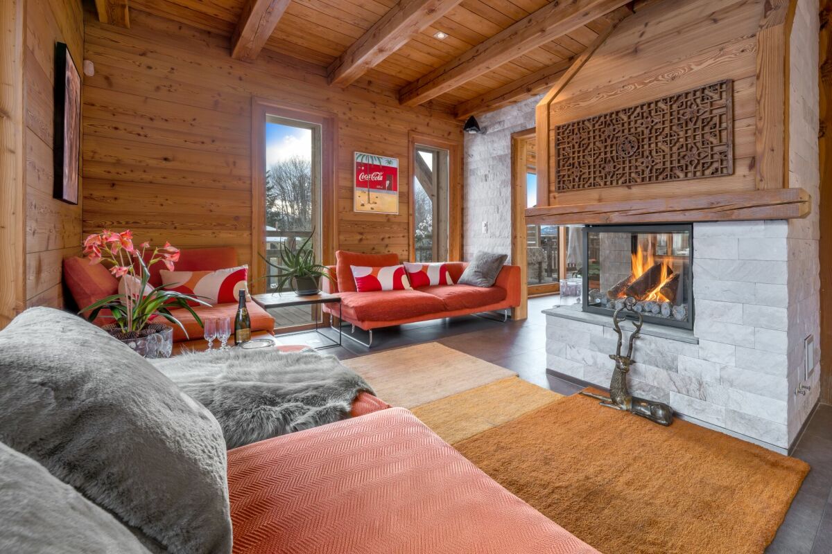 Gemütliches Chalet-Wohnzimmer mit Kamin
