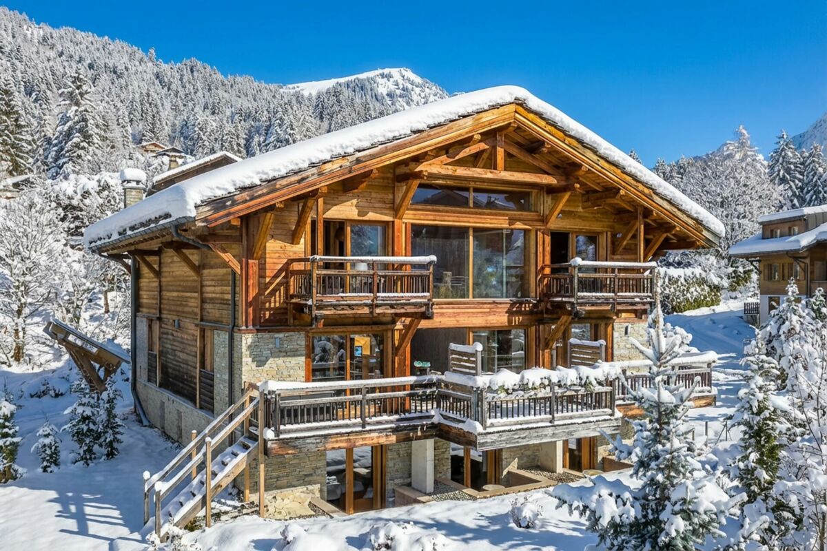 Alpines Holzchalet im Schnee