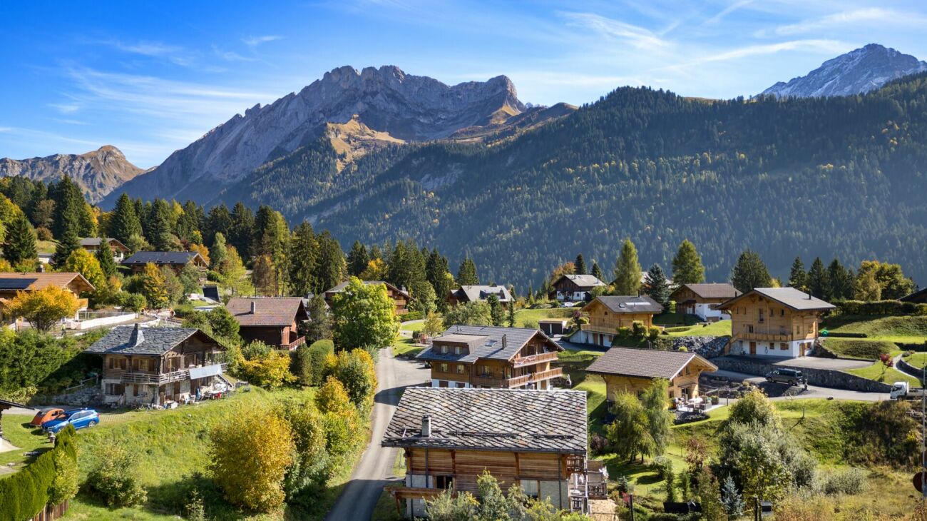 Bergdorf mit Chalets und Alpenpanorama