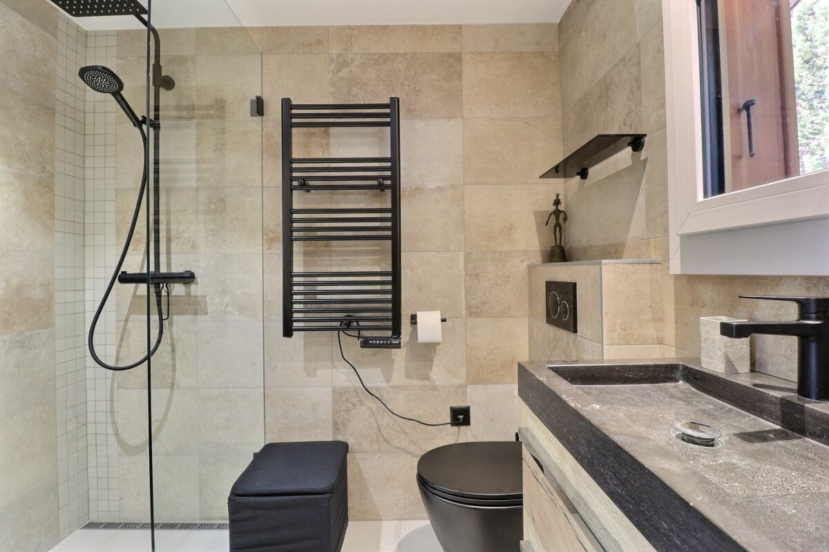 Modernes Badezimmer mit begehbarer Dusche und Waschtisch