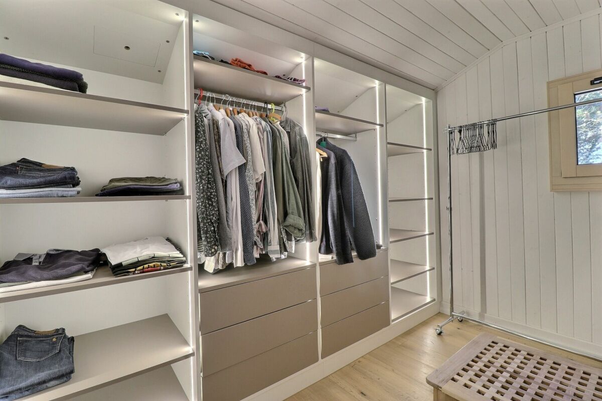 Begehbarer Kleiderschrank mit Einbauten