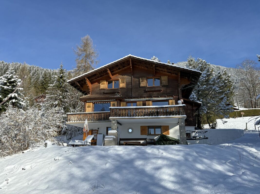 Verschneites Holzchalet in Berglage