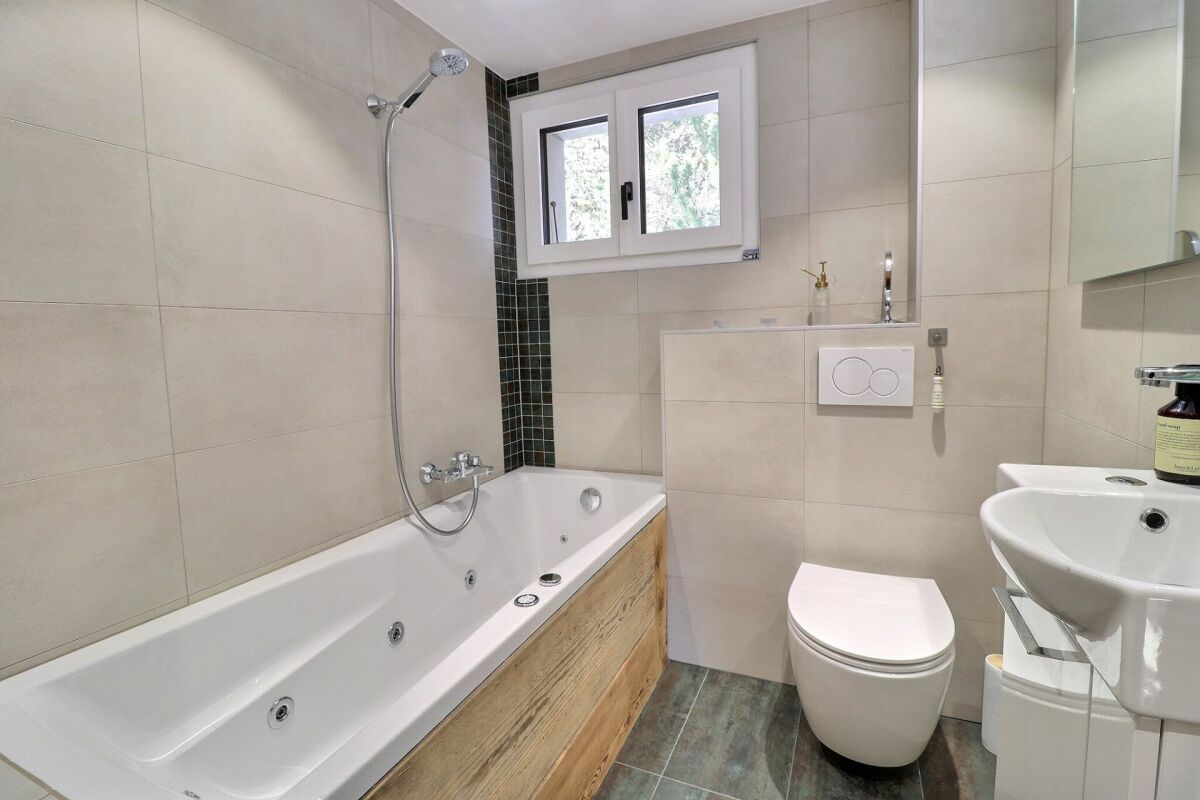Modernes Badezimmer mit Badewanne und WC