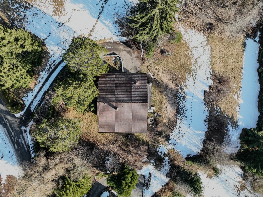 Luftaufnahme eines Hauses im Winter
