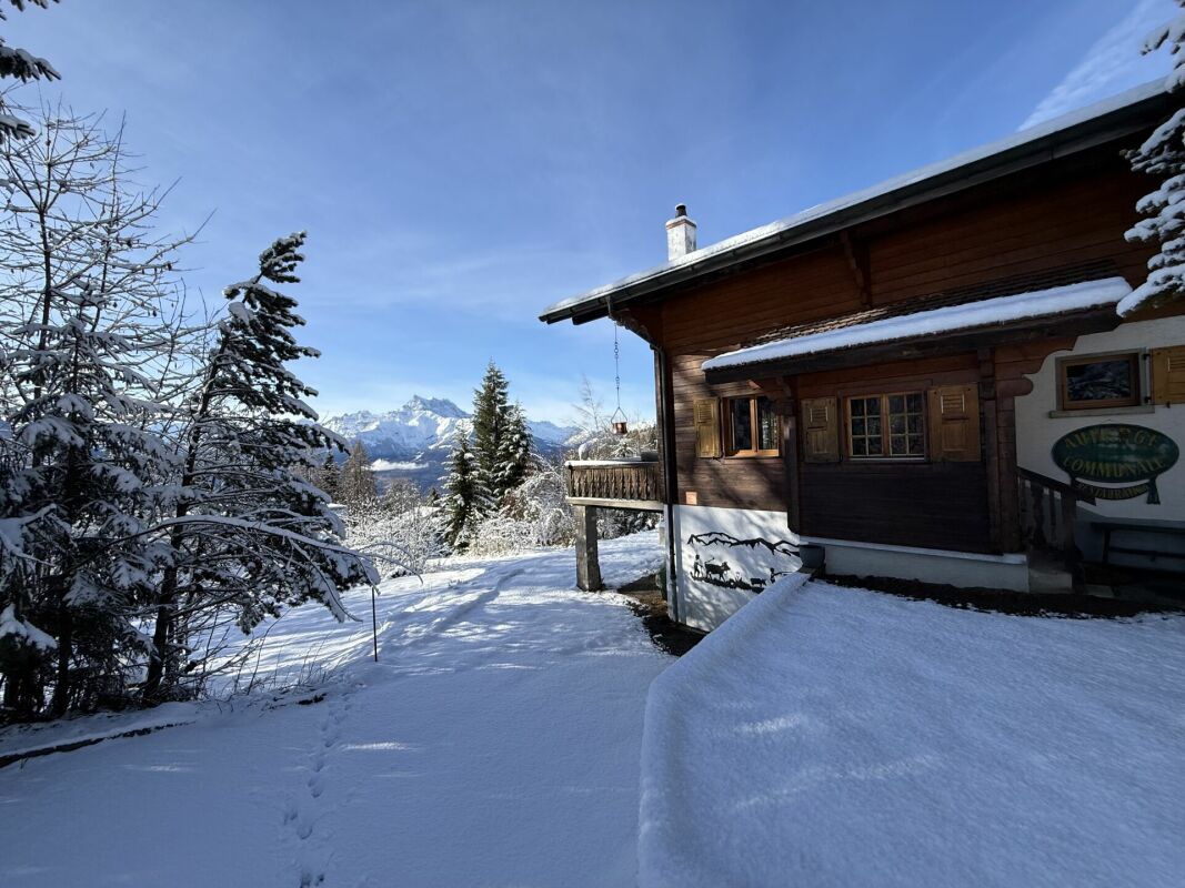 Schneebedecktes Chalet mit Bergblick