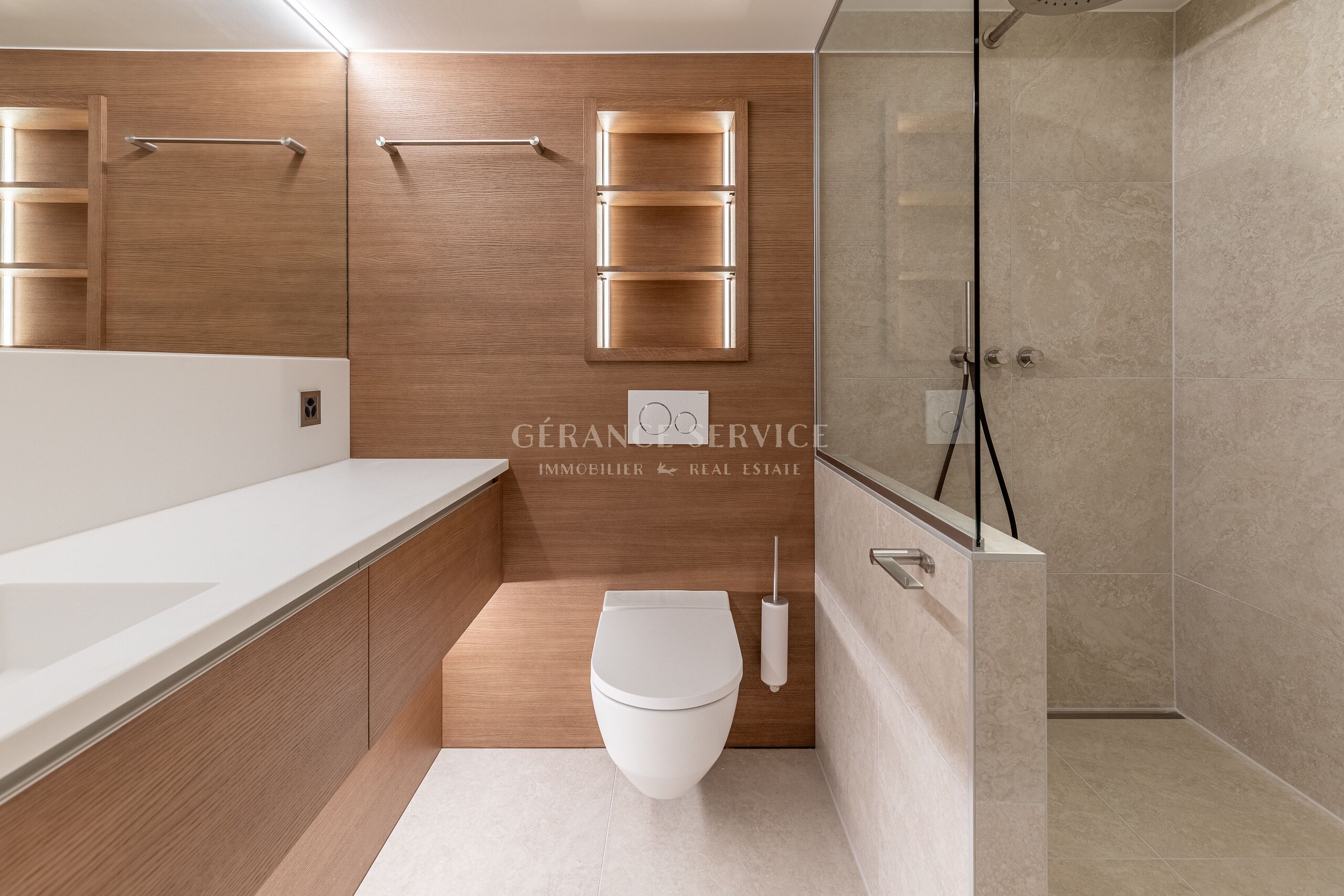 Modernes Badezimmer mit Walk-in-Dusche und WC