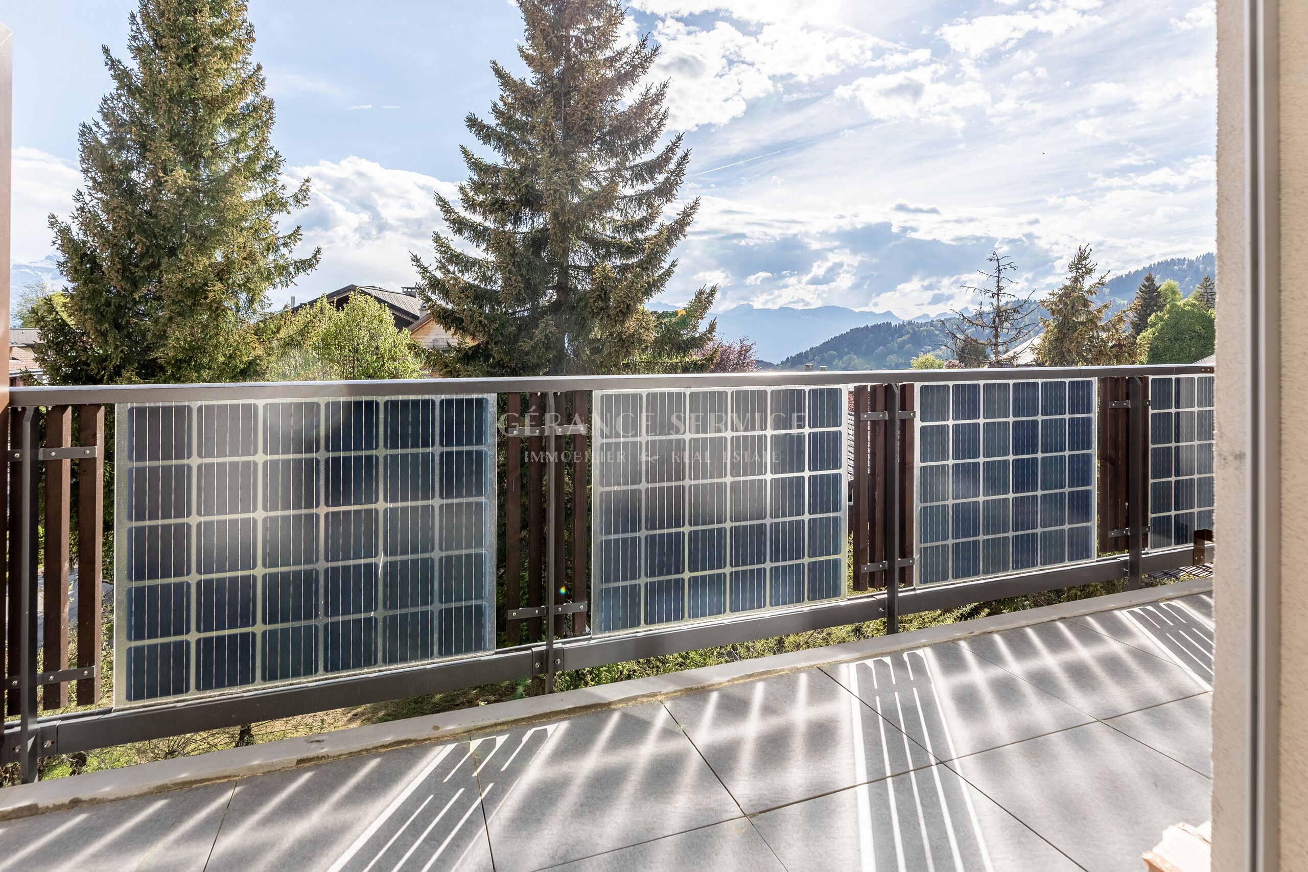 Balkon mit Bergblick und Solargeländer