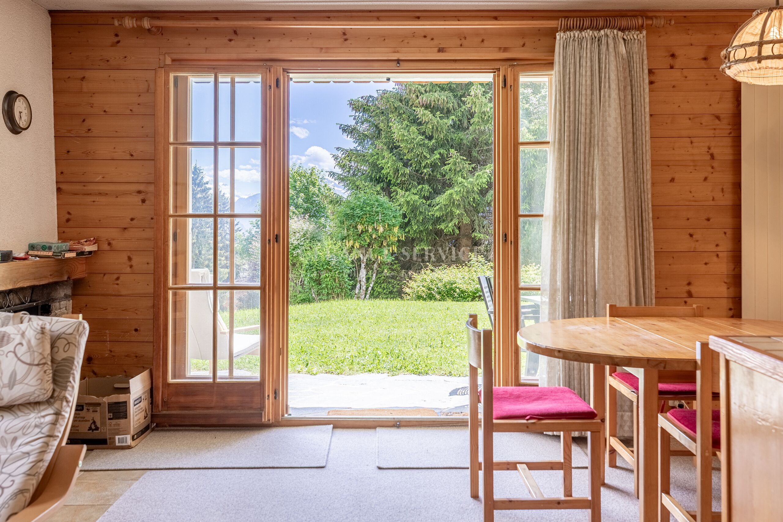 Gemütlicher Wohnraum mit Gartenausblick