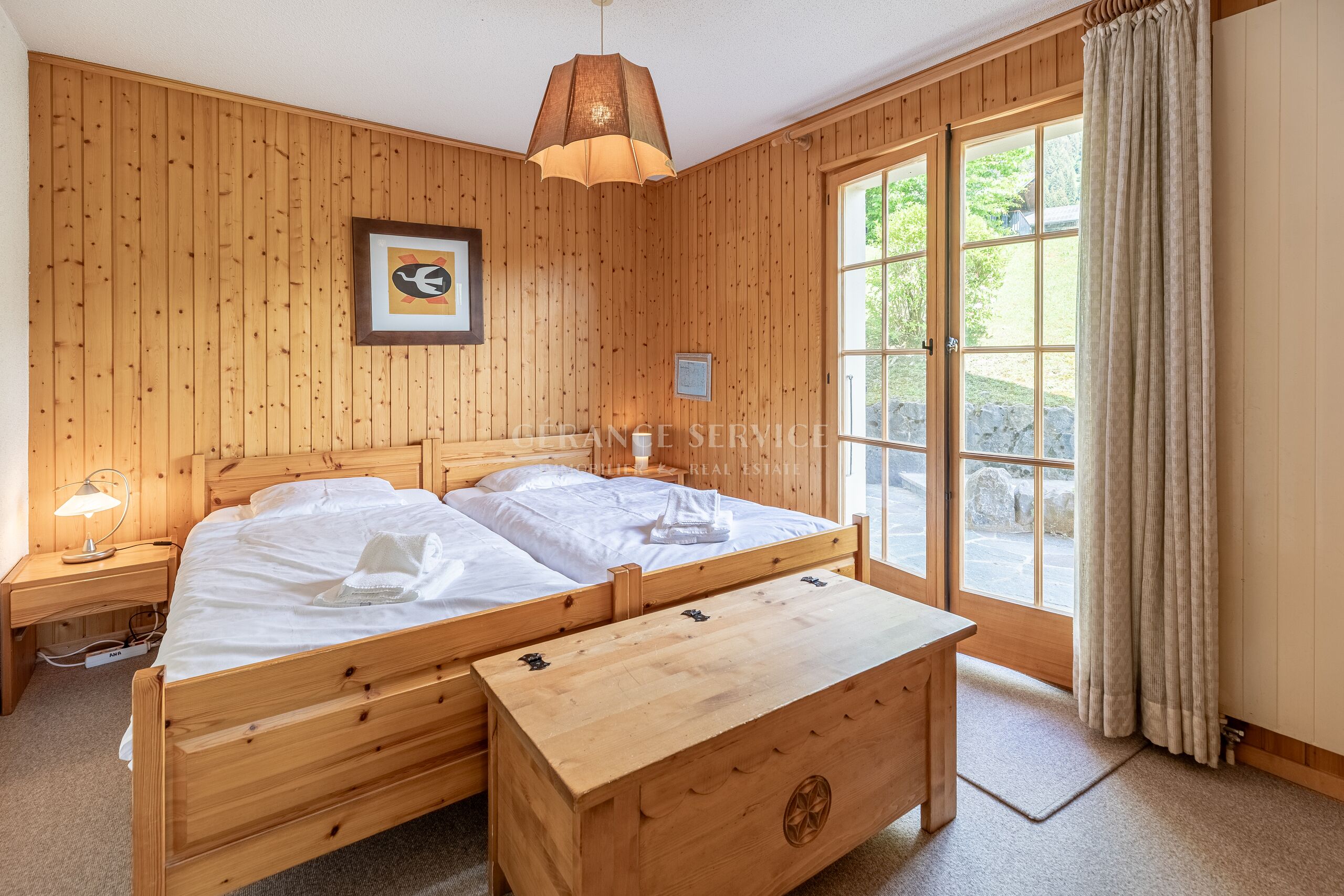 Gemütliches Schlafzimmer mit Holzvertäfelung