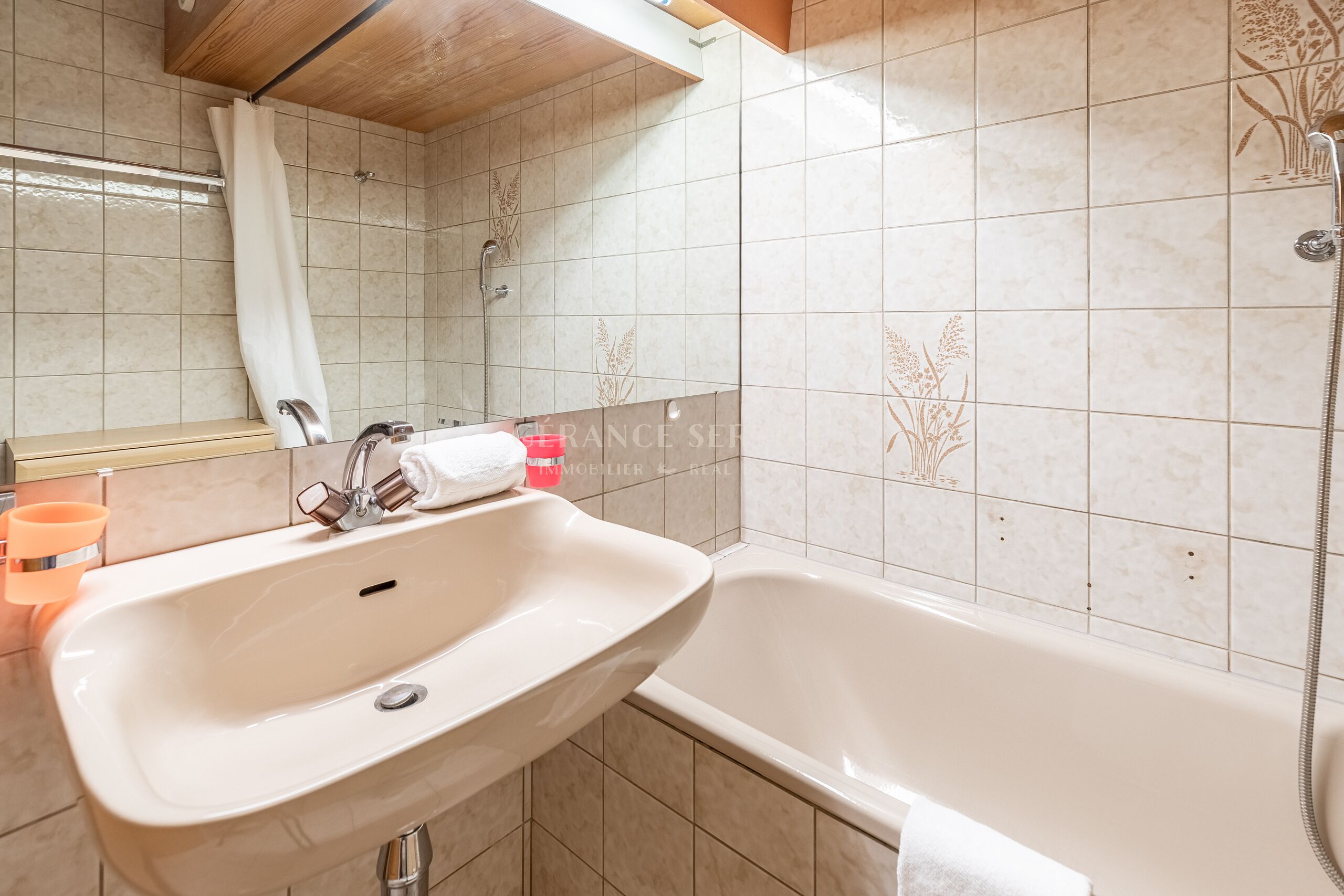 Badezimmer mit Wanne und Waschbecken