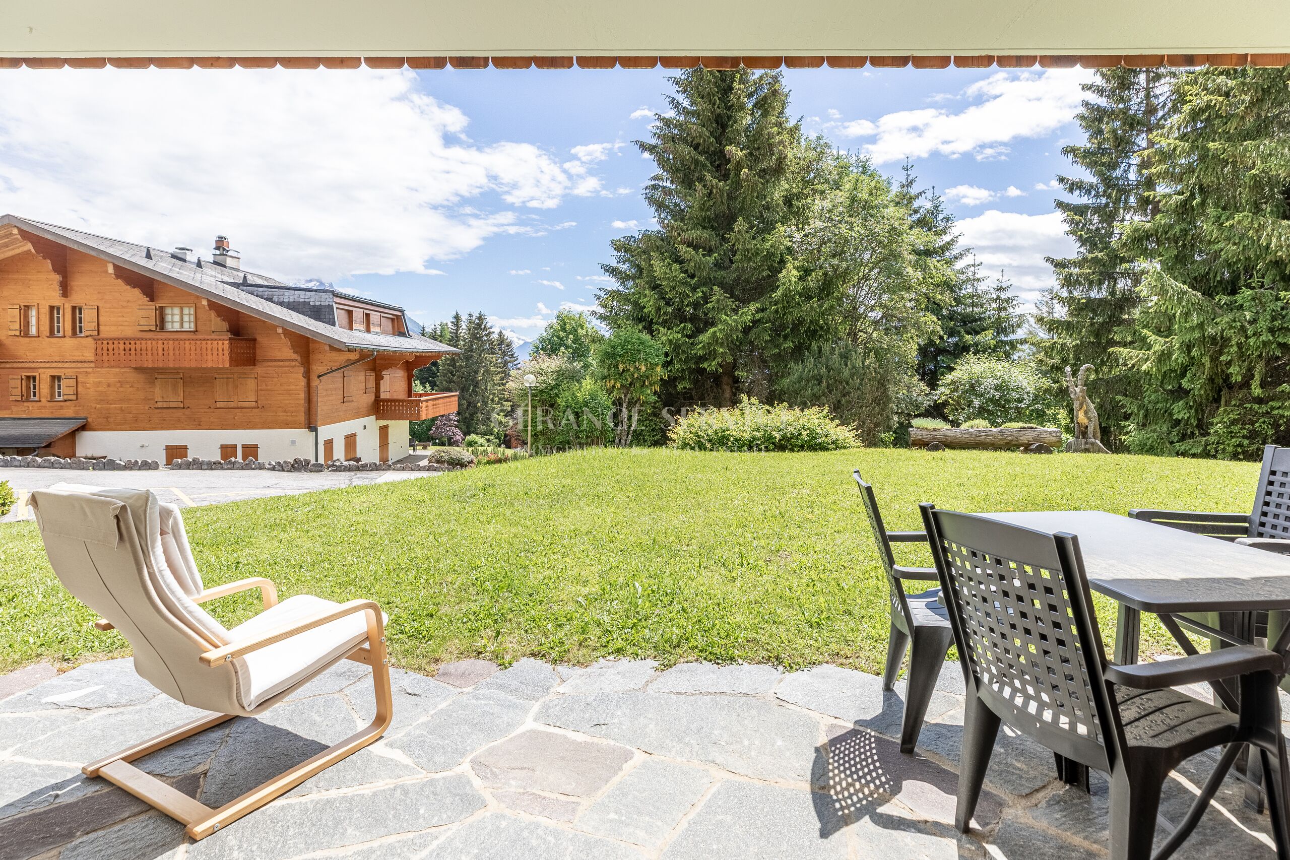 Terrasse mit Gartenblick