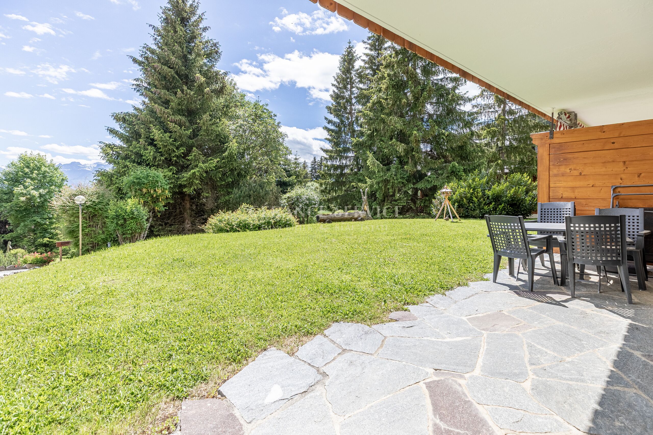 Terrasse mit Gartenblick