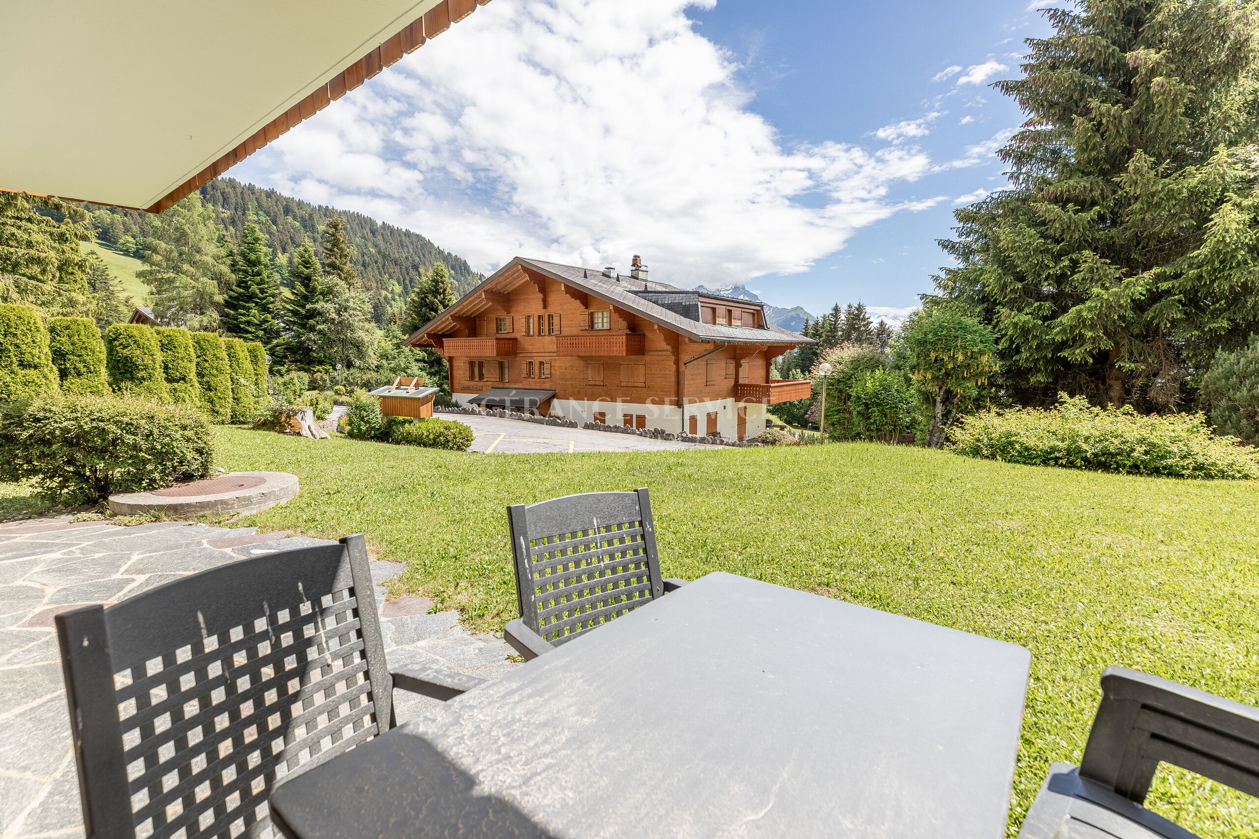 Alpenhaus mit Garten- und Bergblick