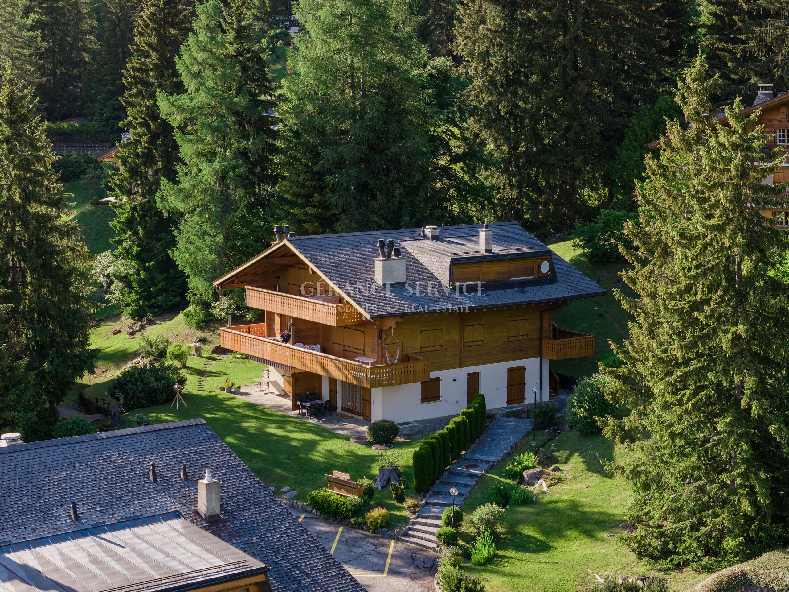 Alpenchalet mit Balkon und großem Garten