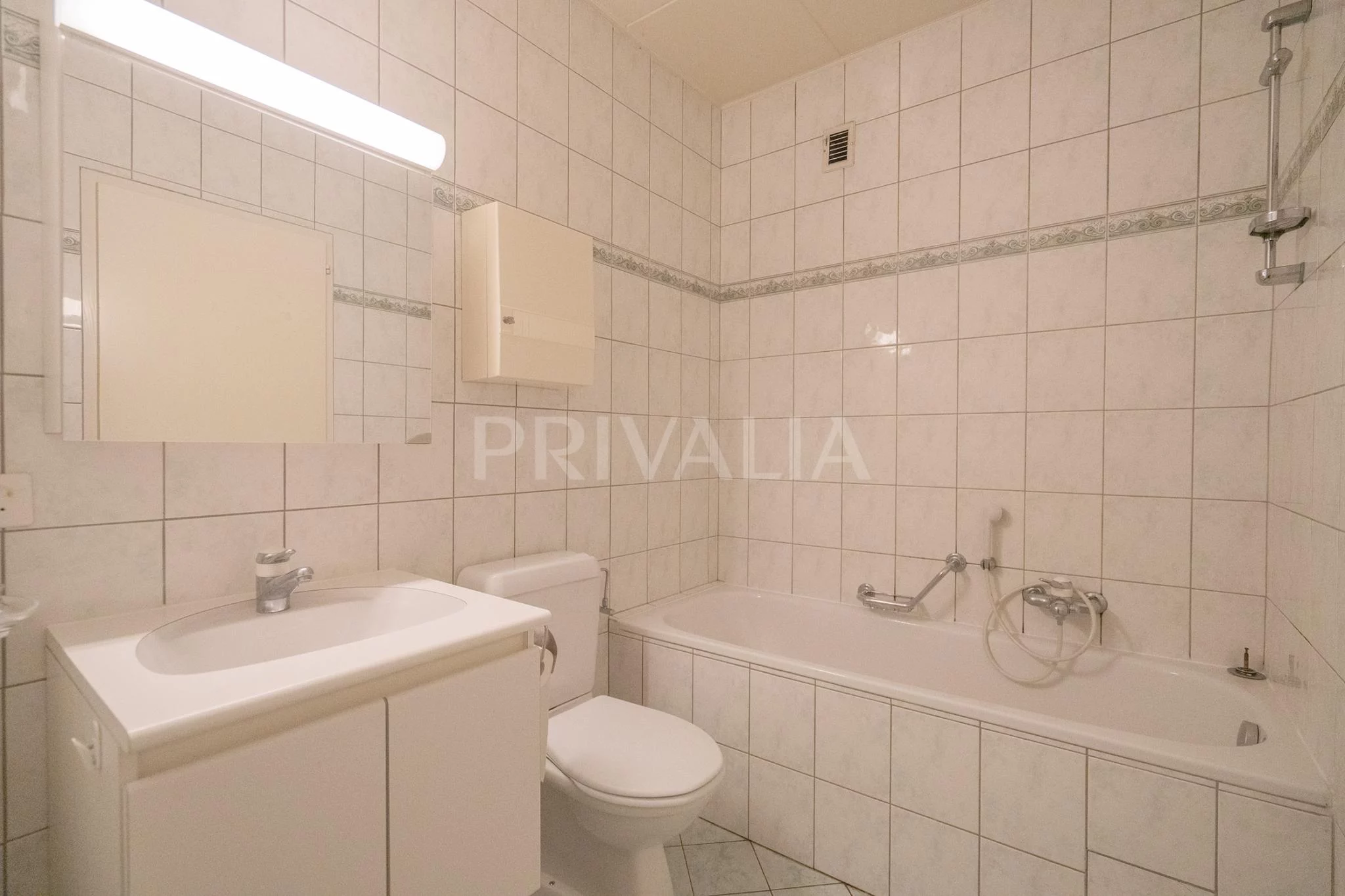 Kleines Badezimmer mit Wanne