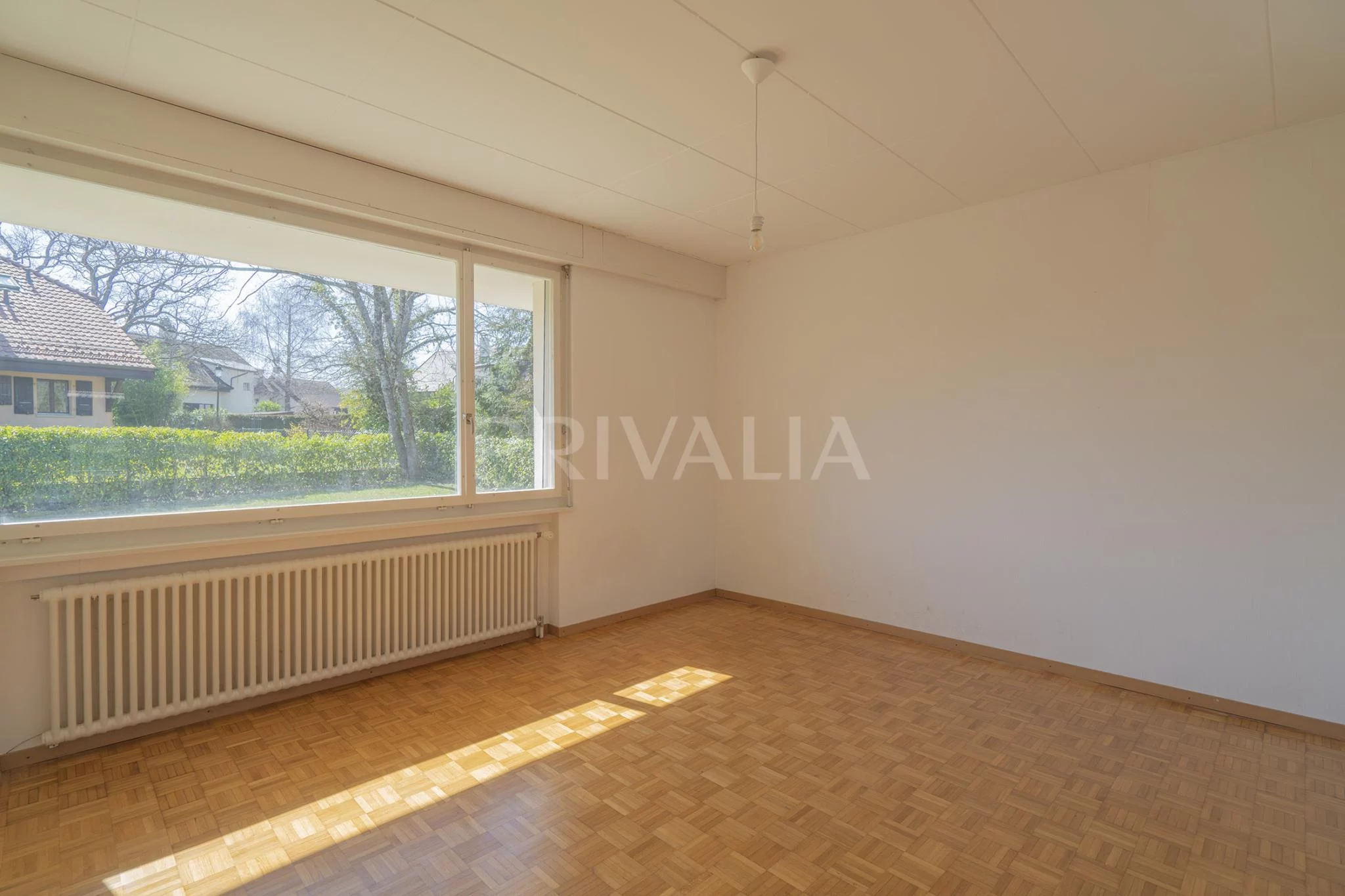 Heller leerer Wohnraum mit großem Fenster