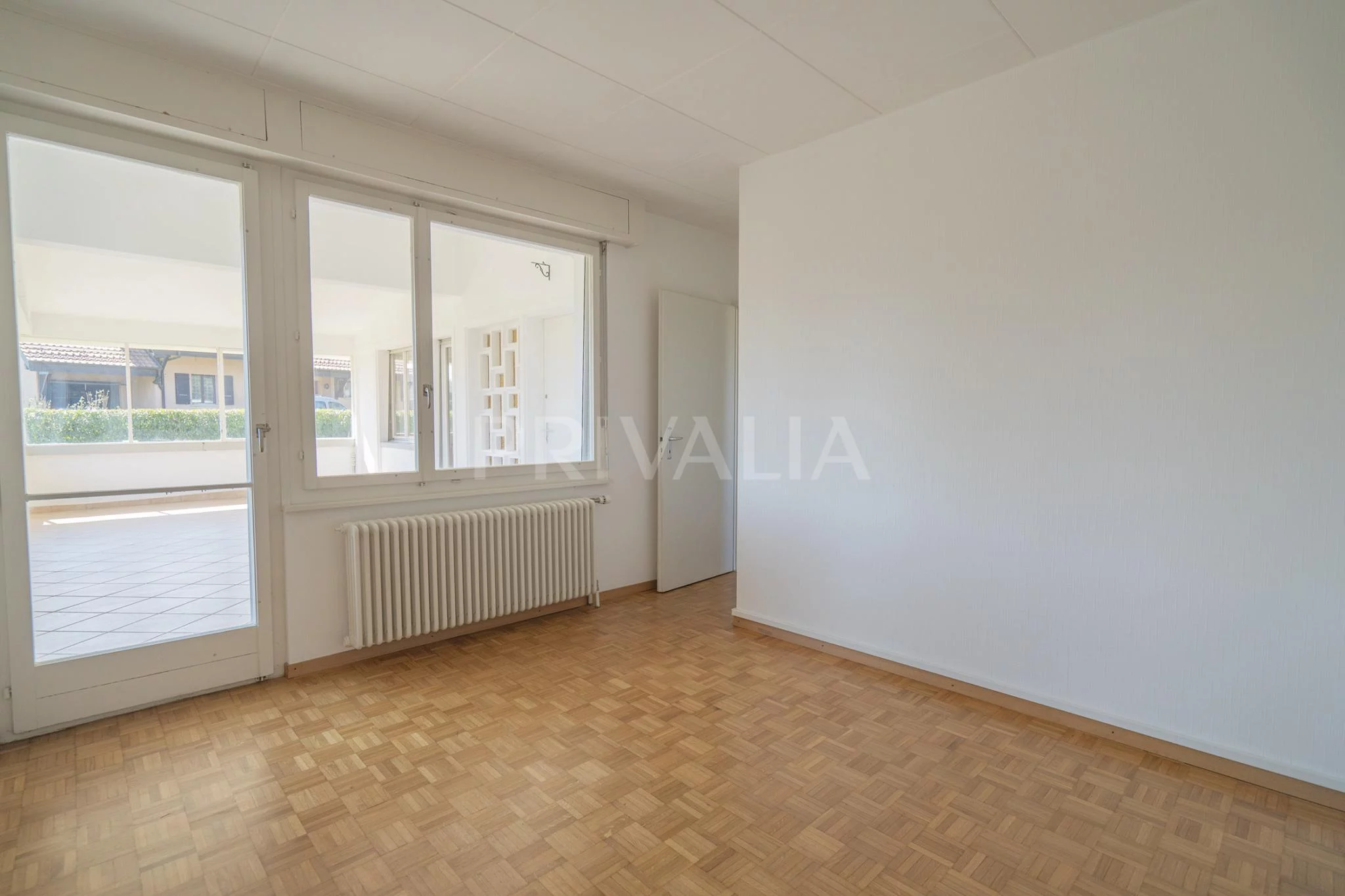 Leeres Zimmer mit Balkonzugang
