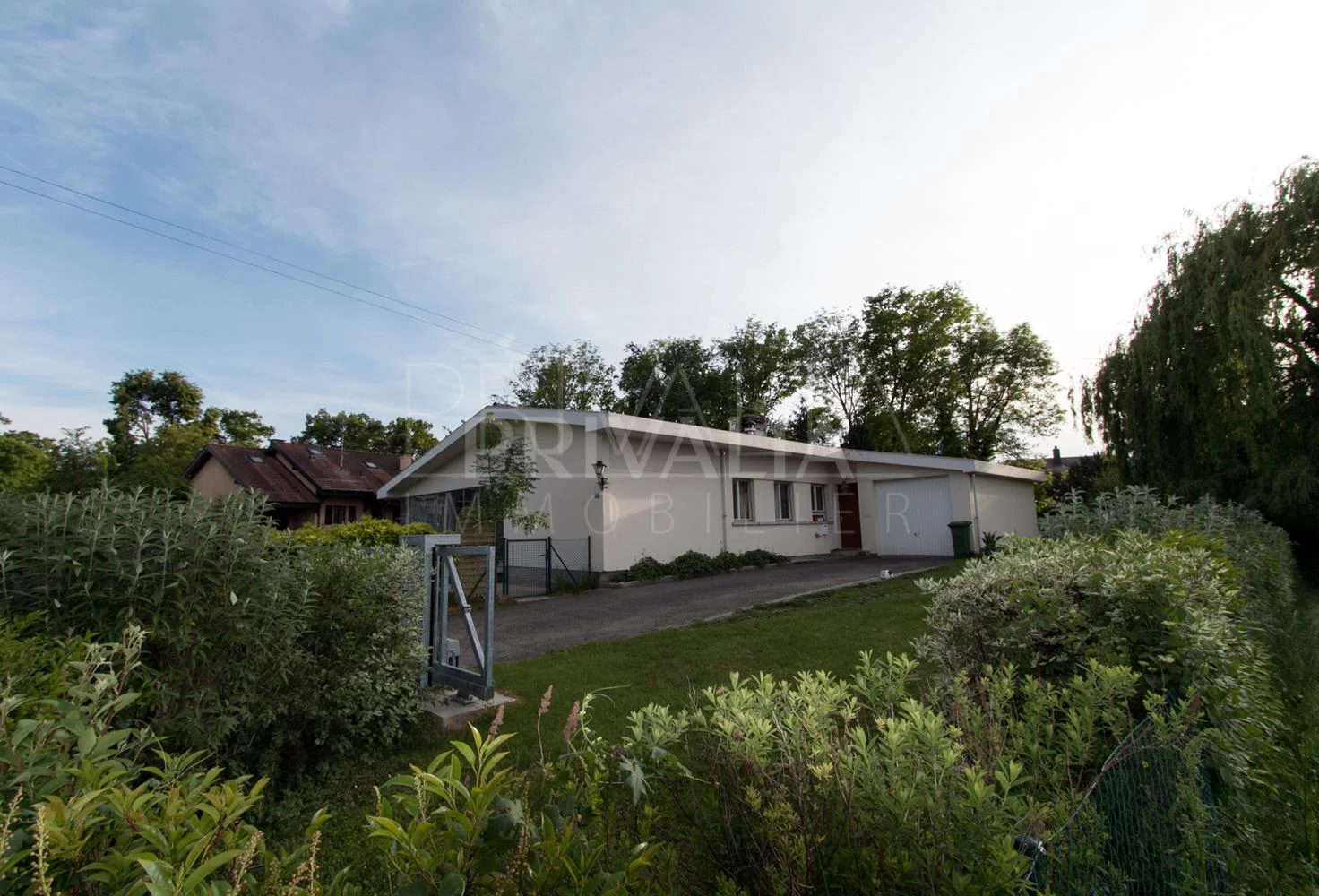 Einfamilienhaus mit Garten und Einfahrt