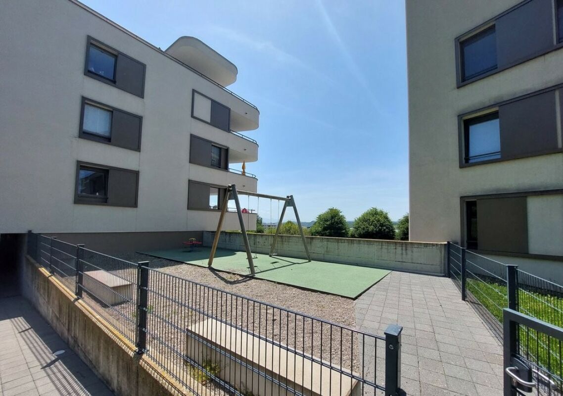 Innenhof eines Mehrfamilienhauses mit Spielplatz