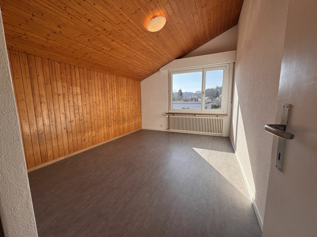 Leerer Dachraum mit Holzdecke und Blick ins Freie