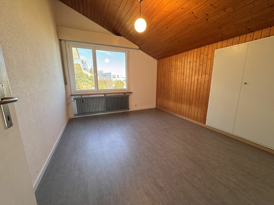Leeres Zimmer mit Holzdecke und Fenster