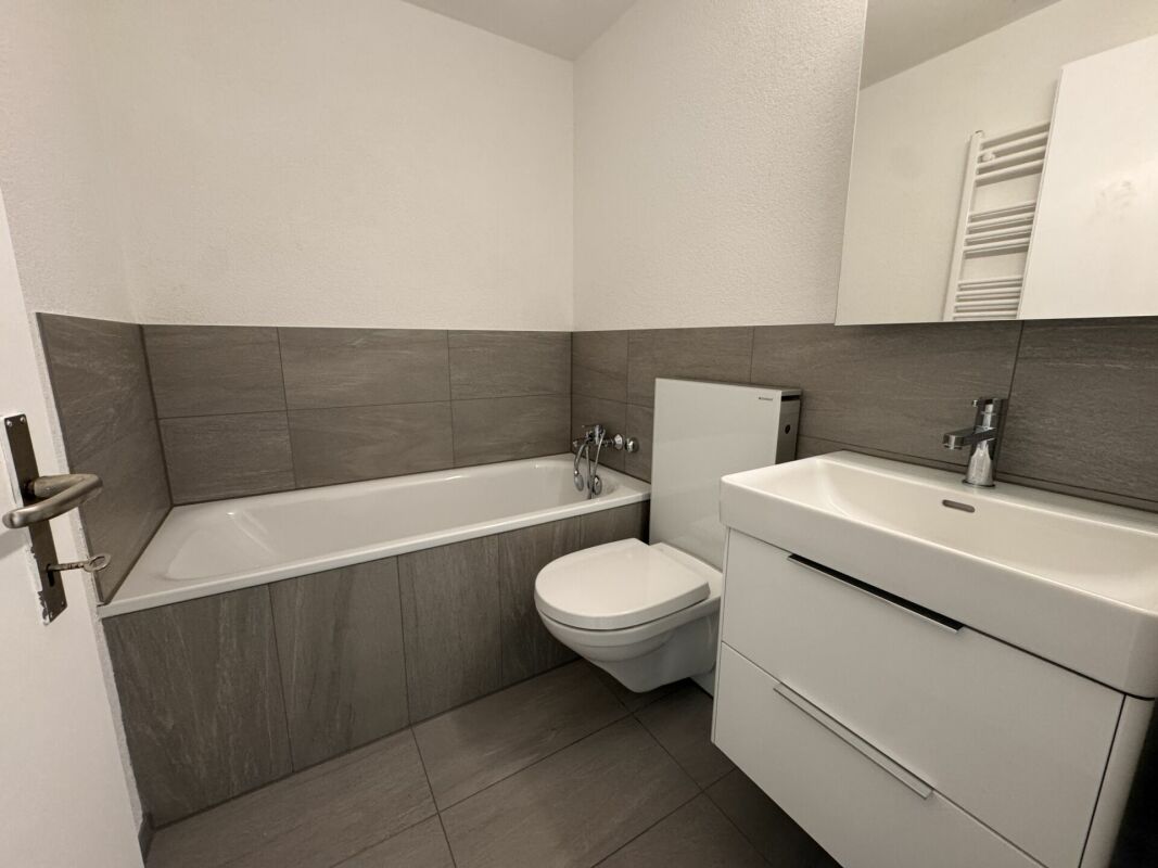 Modernes Bad mit Wanne, WC und Waschtisch