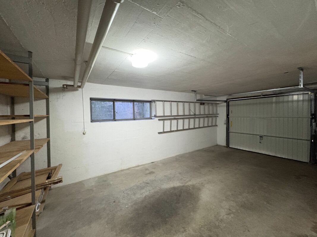 Garage mit Lagerregalen und Tor