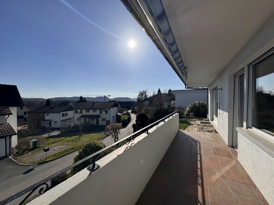Südlich ausgerichteter Balkon mit Wohnhausblick
