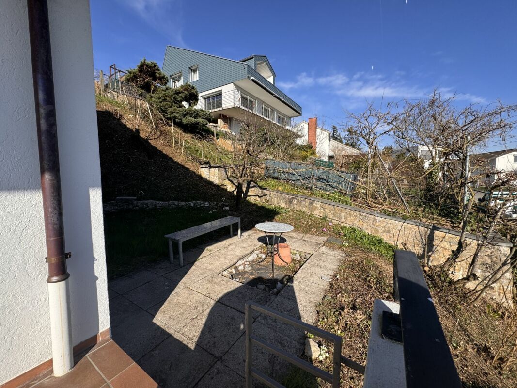 Terrasse mit Blick auf Hanggrundstück