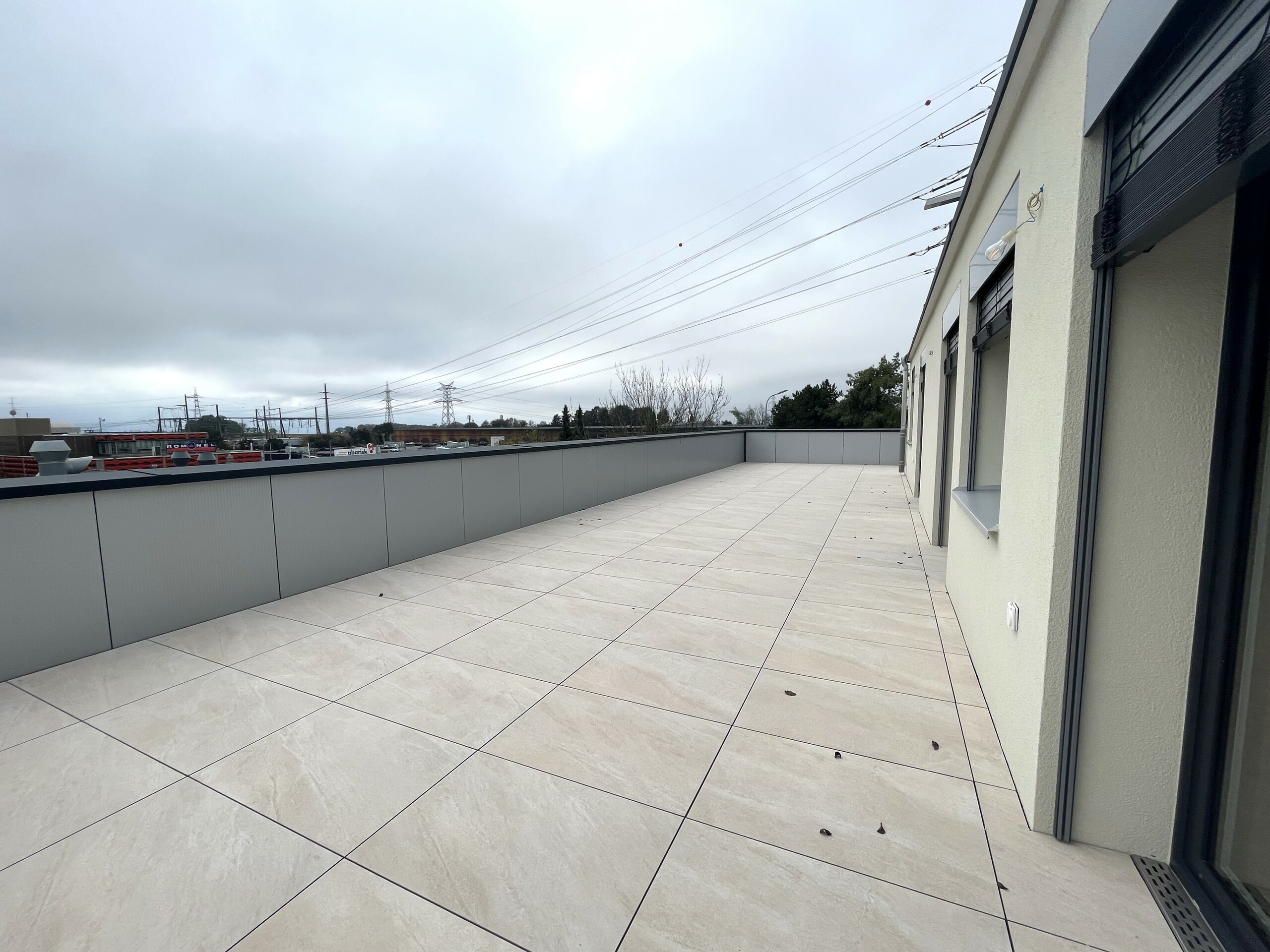 Große Dachterrasse mit Fliesenbelag