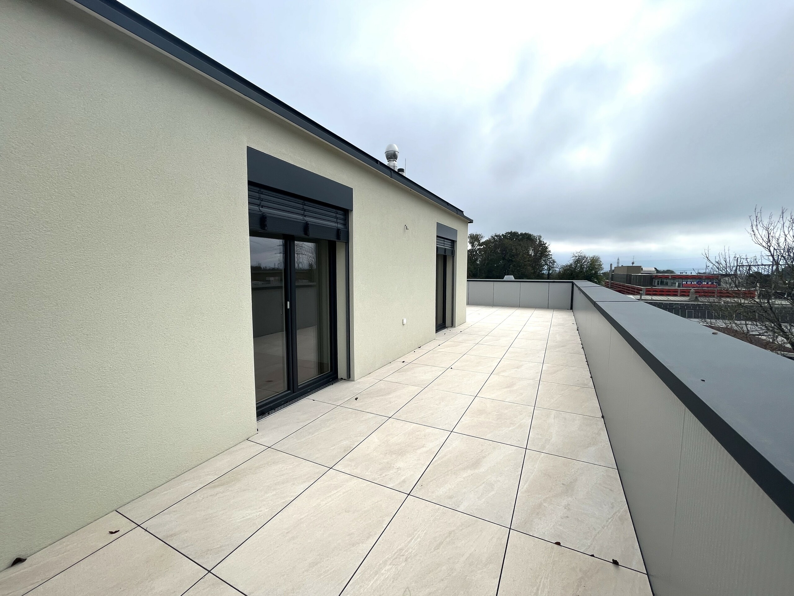 Dachterrasse mit moderner Fassade