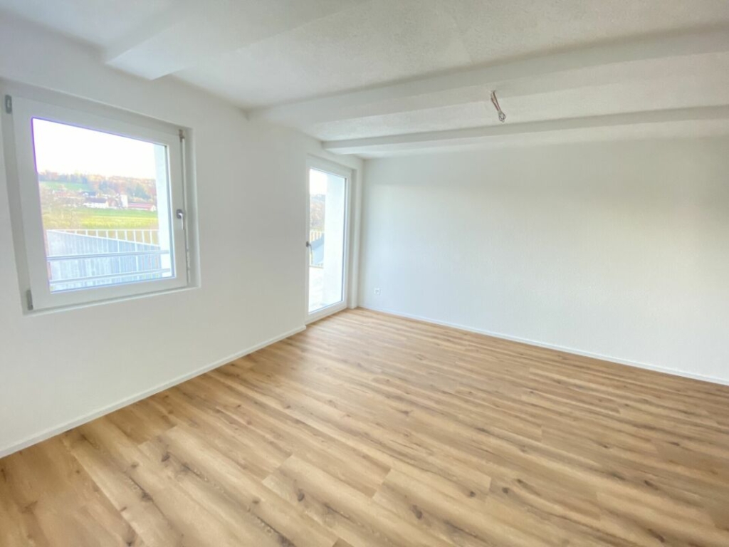 Leerer, heller Raum mit Holzoptikboden