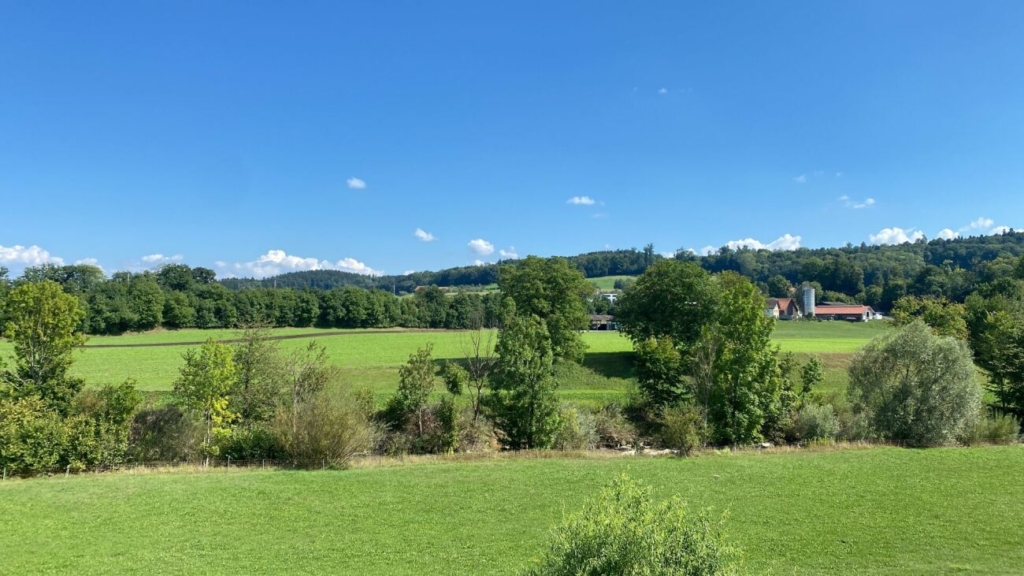 Landschaftsblick über Wiesen und Felder