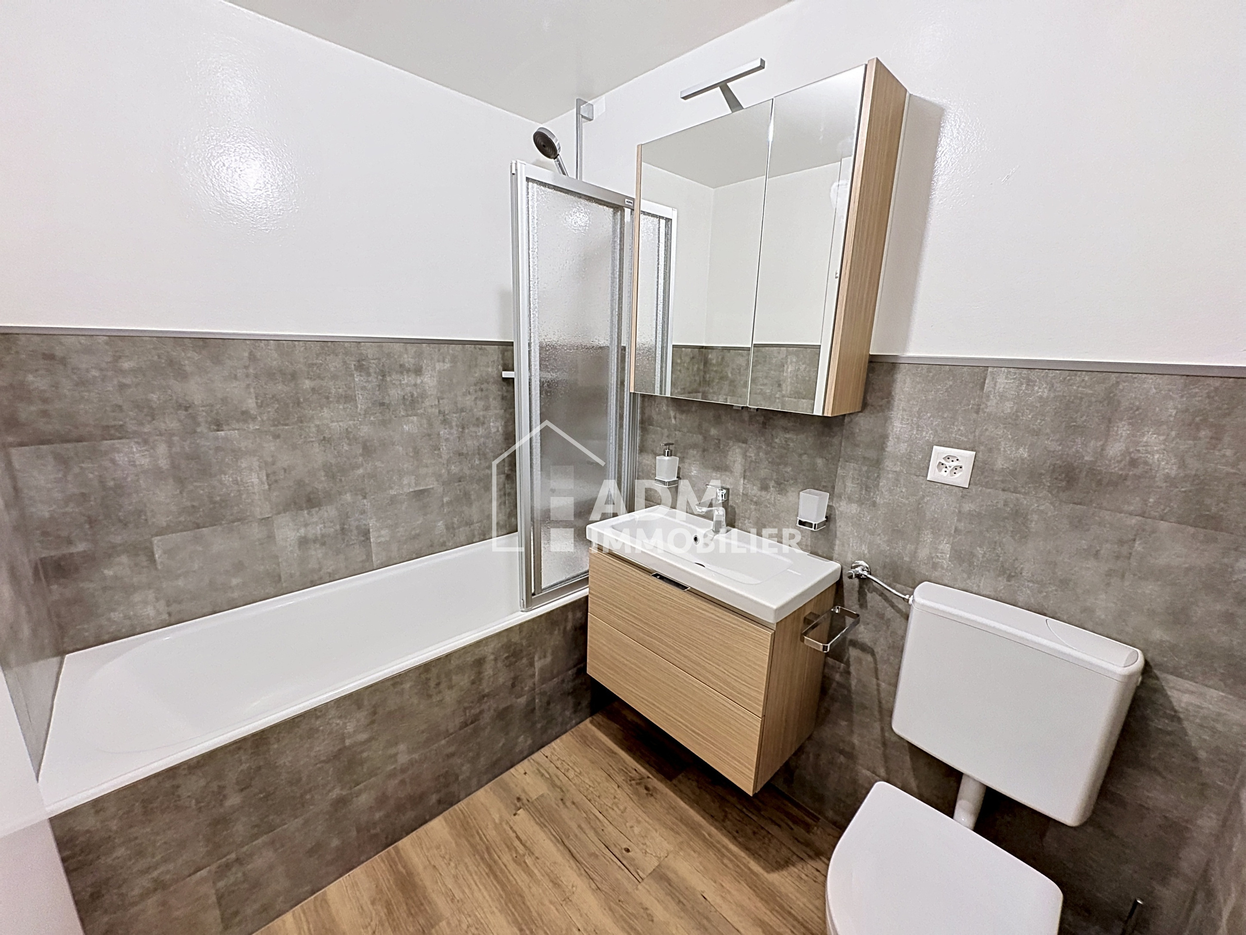 Modernes Badezimmer mit Badewanne und Waschtisch